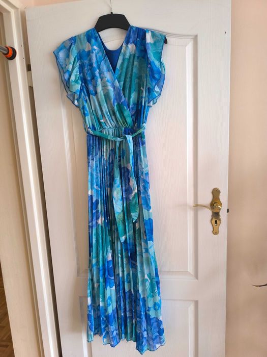 Długa sukienka w piękne niebieskie kwiaty