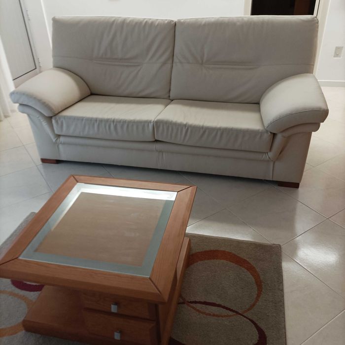 Sofá cinzas de 2 lugares