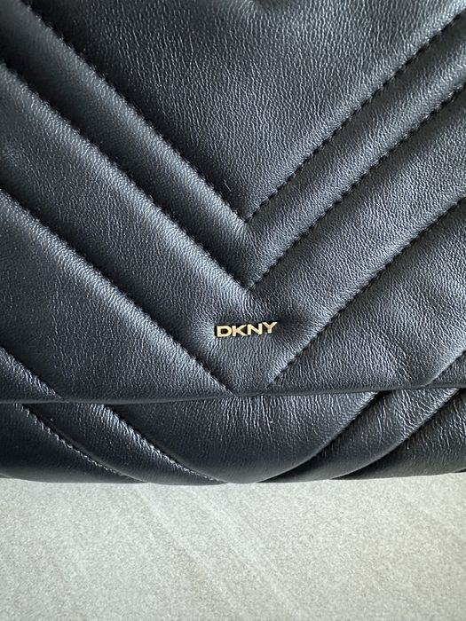 Torebka na ramie kopertowka ze skory DKNY