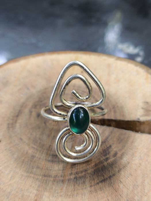 Srebrny artstyczny pierścionek z zielonym oczkiem . Vintage