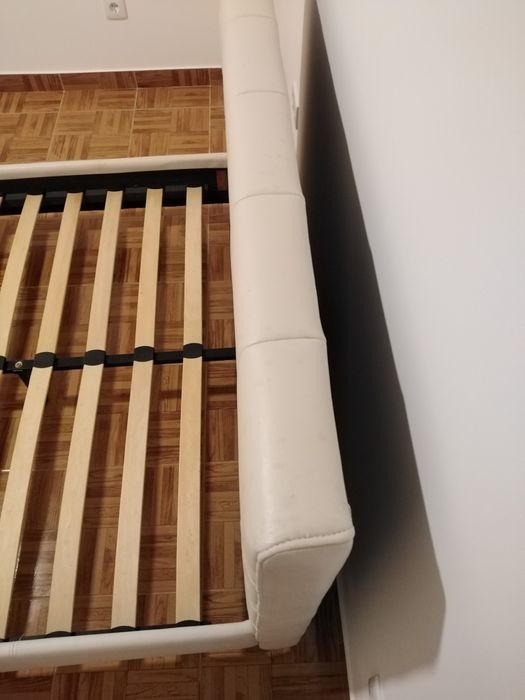 Cama em polipele sem colchão