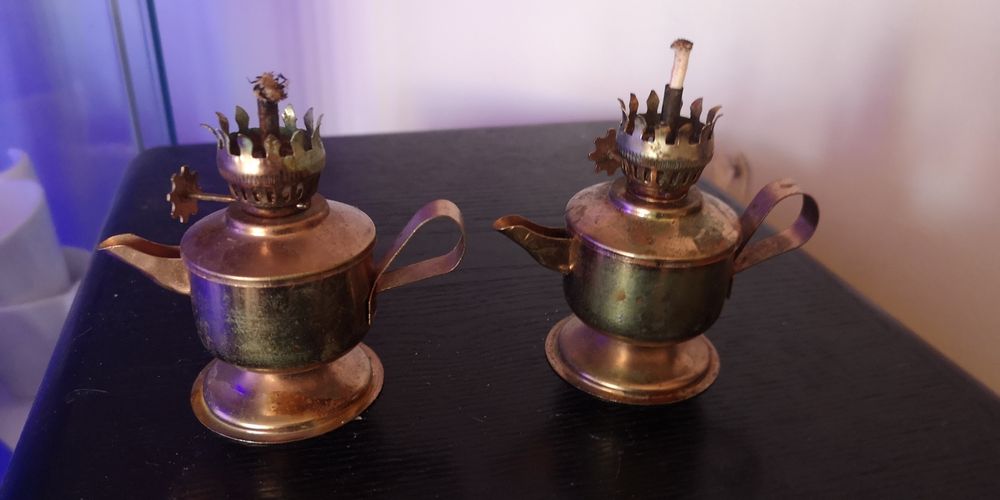 Dwie lampki naftowe miedziane miniaturki - bez klosza,  wys. ok 8 cm