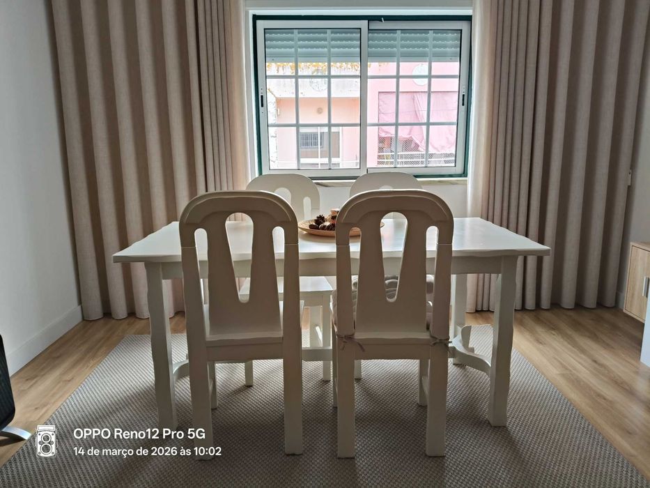 Conjunto mesa de jantar e cadeiras