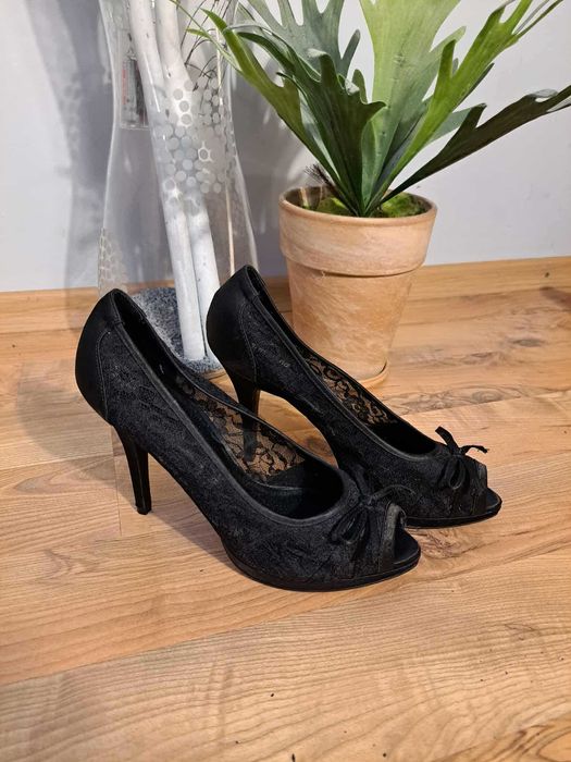 Czółenka Graceland rozmiar 40 czarne koronkowe szpilki peep toe