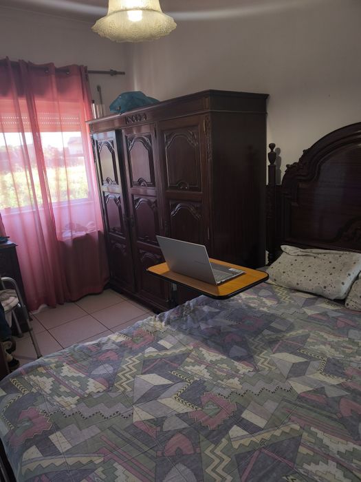 Alugo quarto mobilado com tv e internet