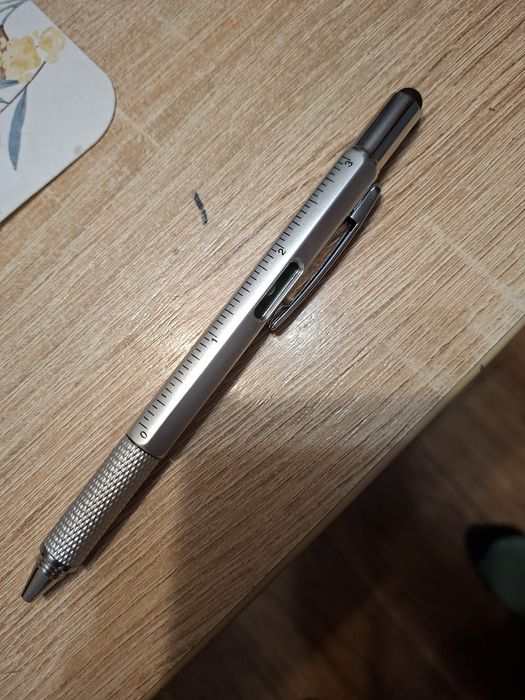 Długopis ze poziomicą i miarką