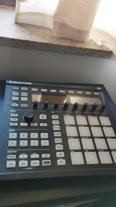 Native Instruments Maschine MK2 (bom estado com o software)