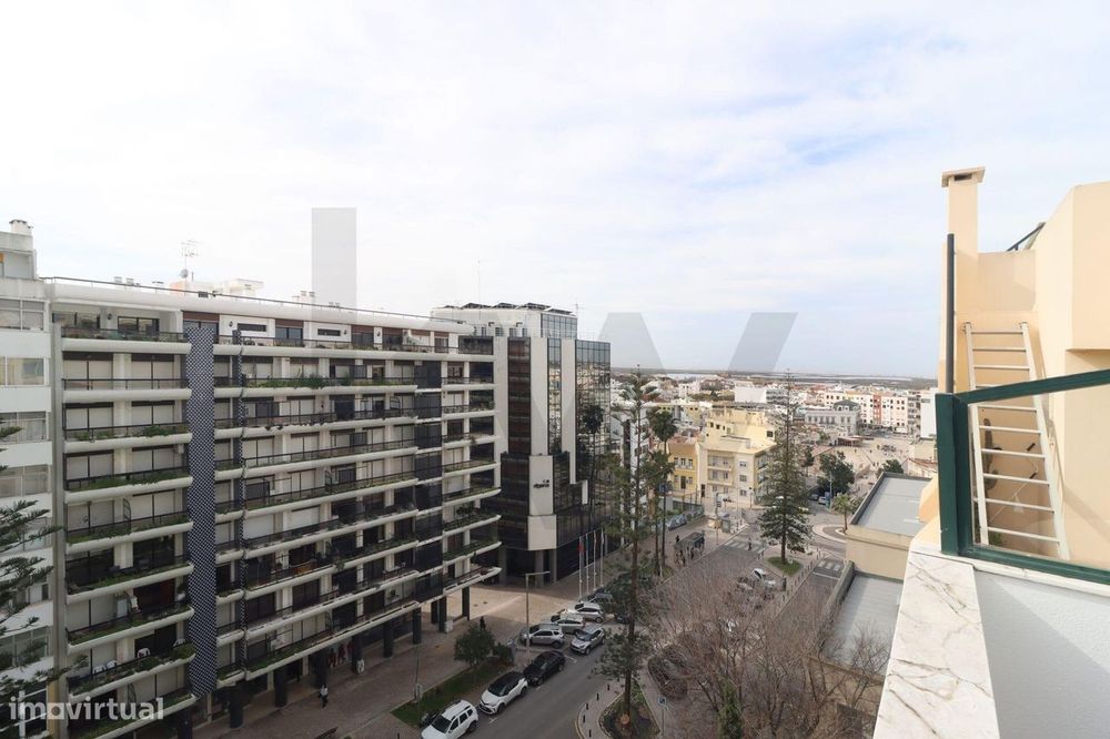 Penthouse T2 com terraço e vista Ria Formosa na Av. 5 de Outubro, Faro