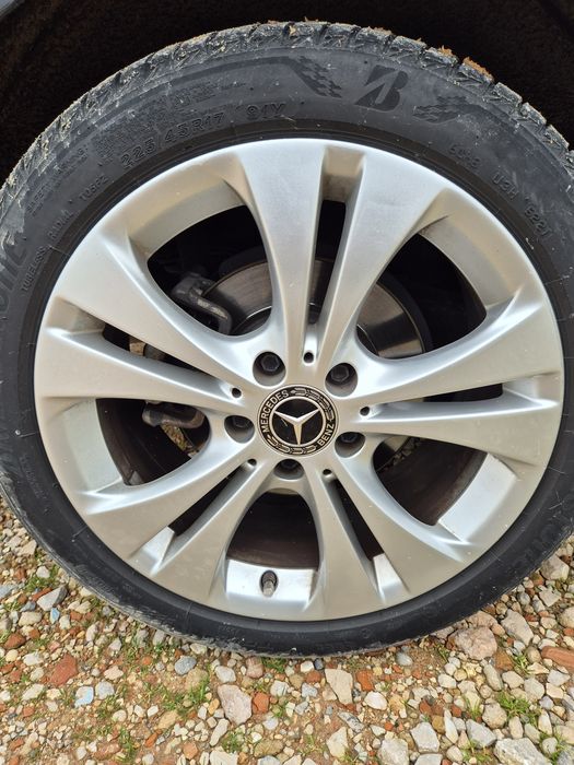 Jantes mercedes originais e pneus como novos. Têm poucos kms de uso. Comprei jantes 18.