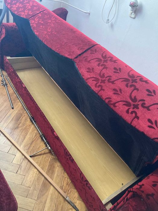 Czerwona kanapa rozkładana wersalka welurowa, wzory, pojemnik