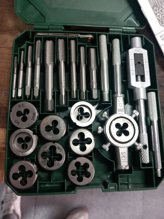 Conjunto de machos e abre roscas.