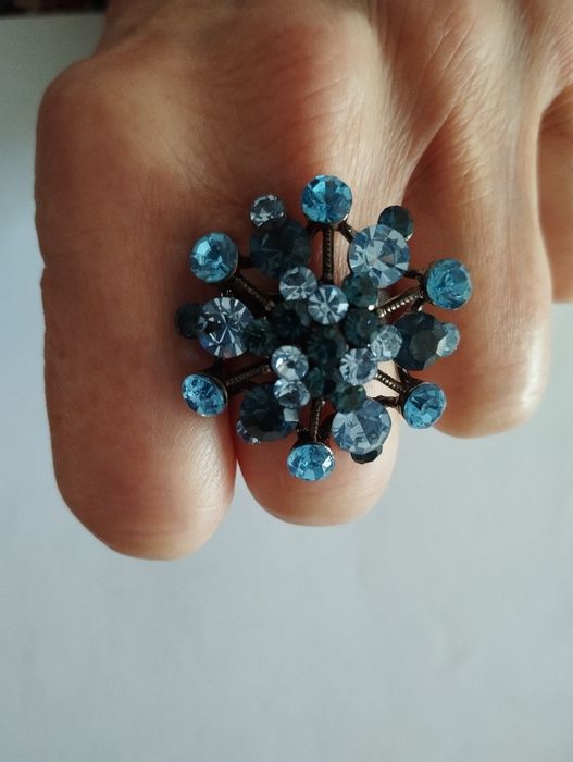 Seis pares de brincos novos, pulseira e anéis