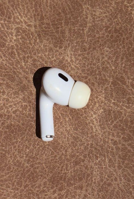 AirPods lado esquerdo -  left side