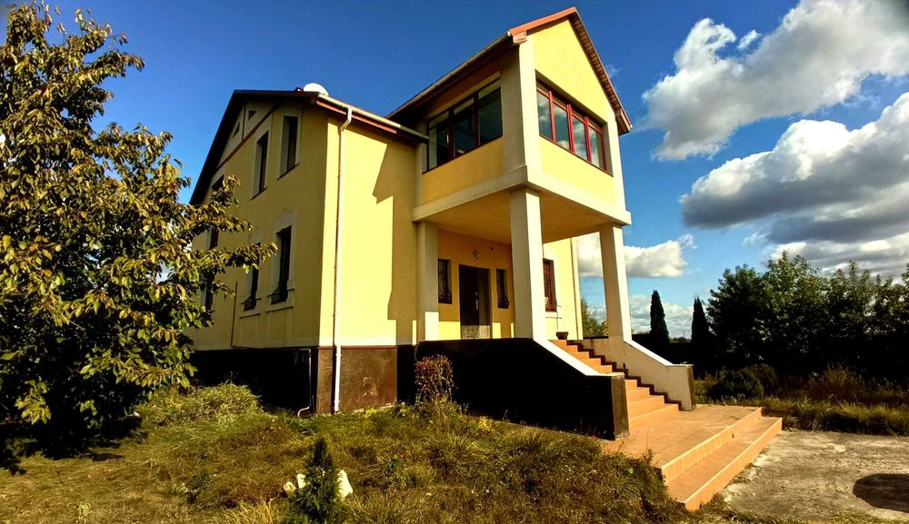 Добротній,жилий будинок біля лісу та недалеко від озера.с.Завалівка