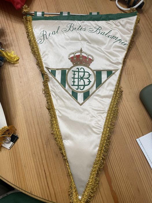 Galhardetes de varios clubes