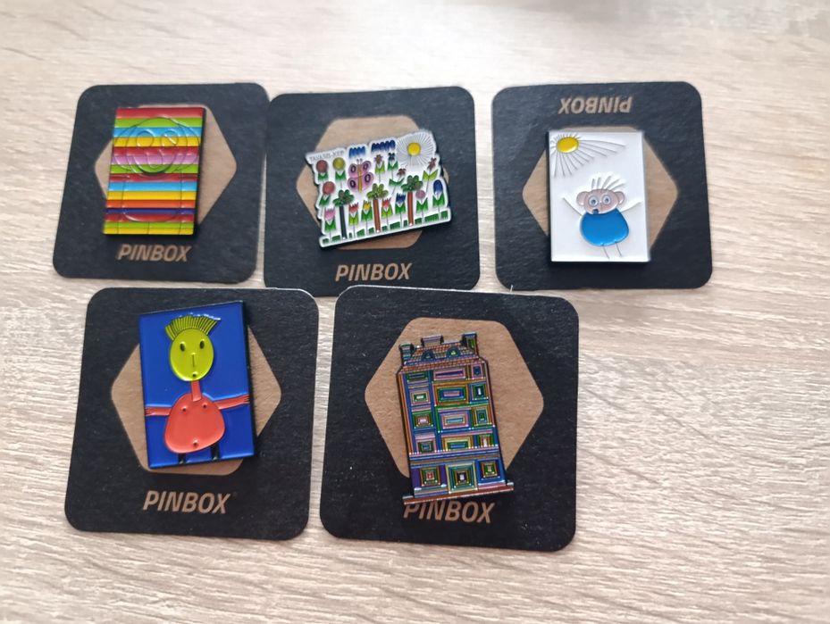 Emaliowane przypinki marki Pinbox