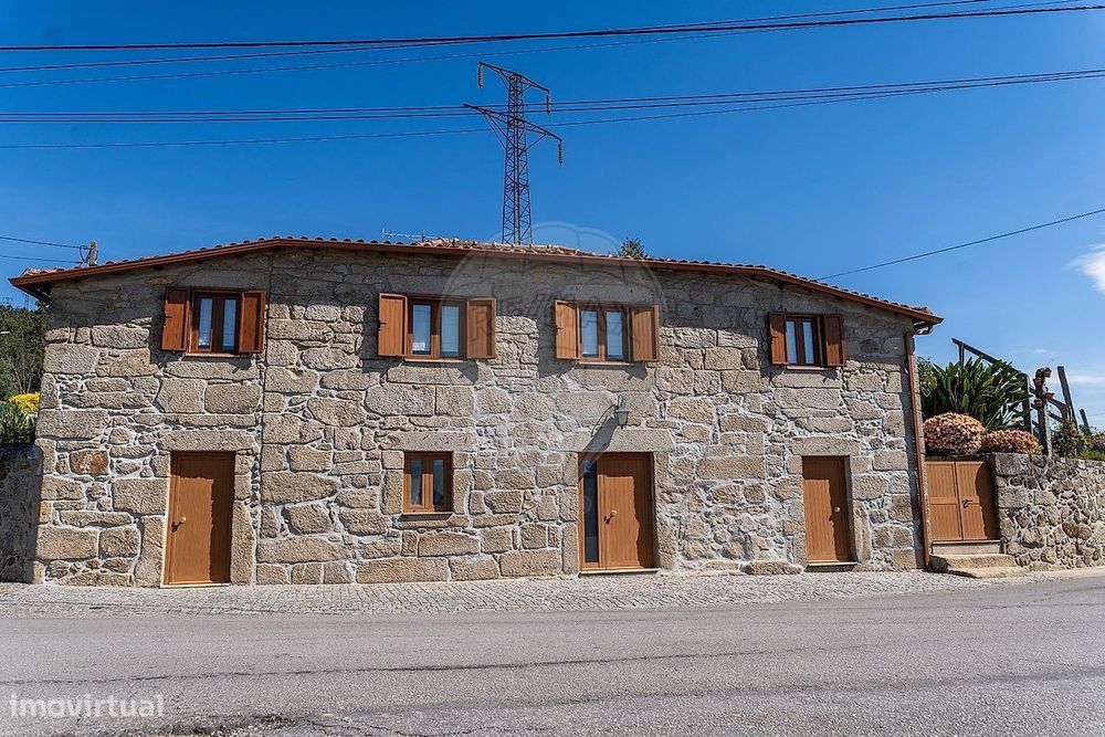 Moradia Rústica em Pedra com Terreno de 2.339 m²