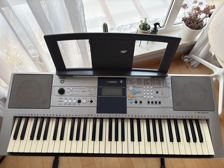 Teclado Yamaha PSR-E323