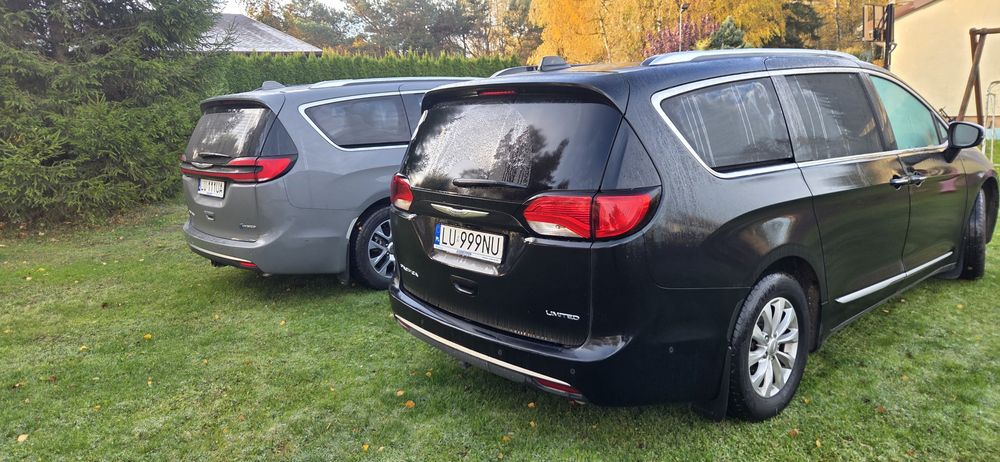 Pacifica limited 2017 z odkurzaczem i monitorami