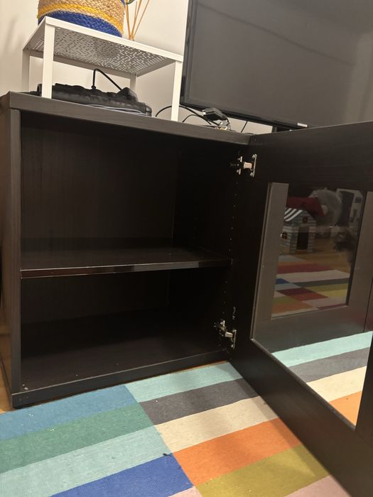 Aparador Bestä preto com portas de vidro