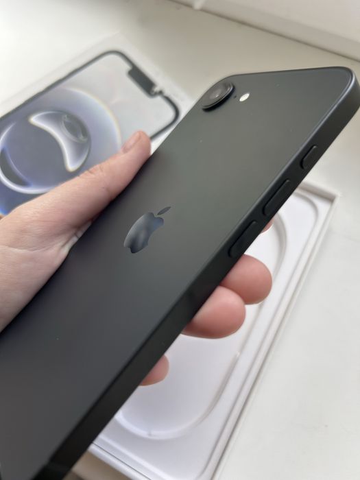 Продам Iphone 16е 128