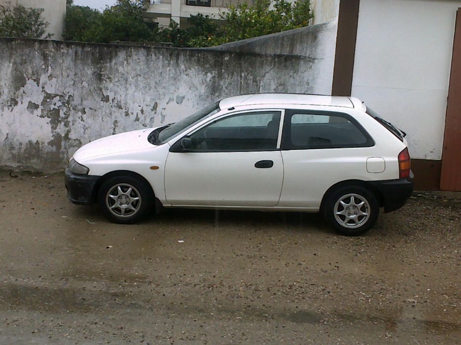 mazda 323 -  aileron traseiro