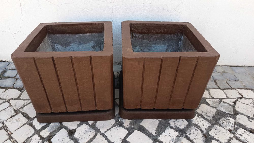 Vasos castanhos em cimento