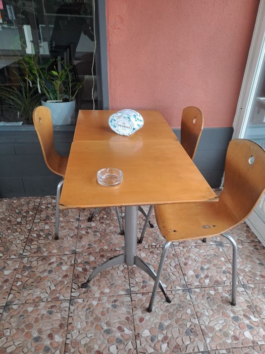 Mesas e cadeiras