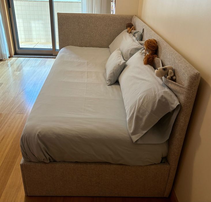 Cama dupla 2x90x190 em tecido lavável com efeito sofá