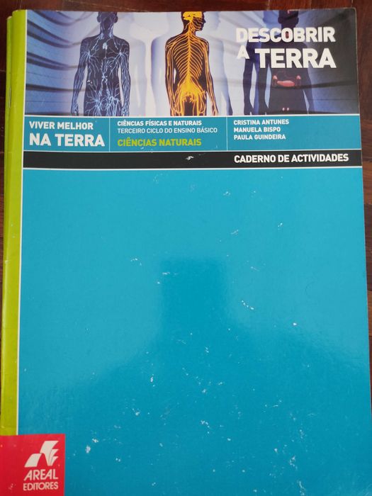 Livros escolares de diferentes anos de ensino e disciplinas