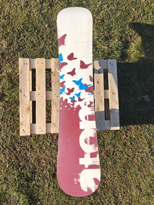 Atom Wild Butterffly 142 + wiązania Roxy - deska snowboardowa