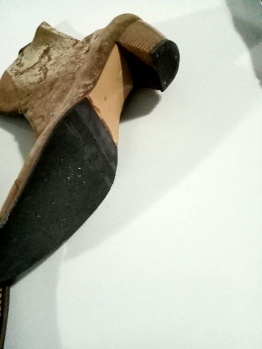 Um par de botas de camurça.