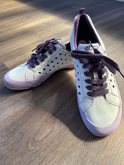 Кросівки фірми ecco