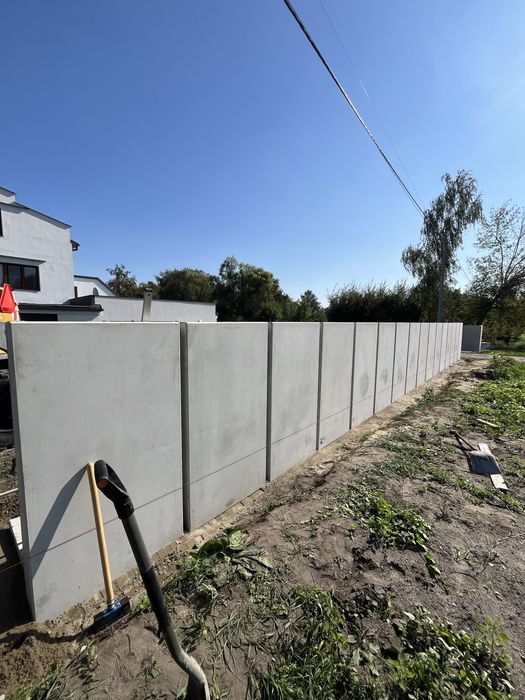 Montaż ogrodzeń betonowych oraz z L’ek oporowych .