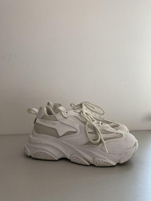 Białe sportowe buty