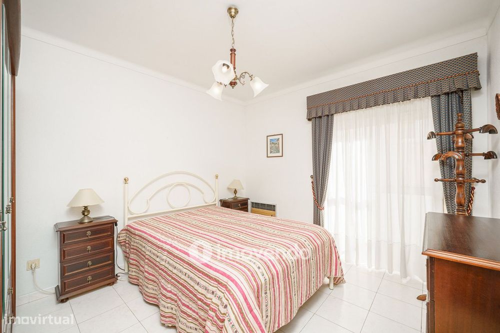 Apartamento T1 com varanda e a 200m da praia, no coração de Sesimbra