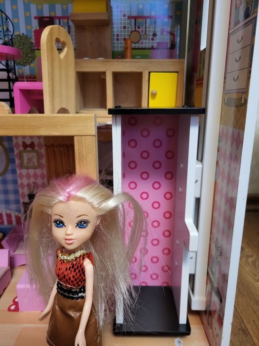 Ляльковий дерев'яний будиночок.