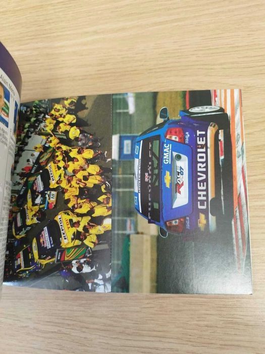 Caderneta comemorativa de 12 selos e 6 postais sobre WTCC no Estoril