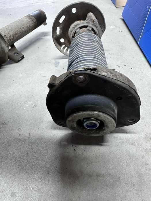 Стійки амортизаторів передні Volkswagen Tiguan 2012 5N0413031K VAG