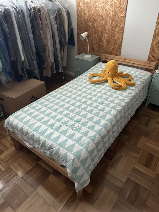 Cama IKEA Neidem com estrado e colchão