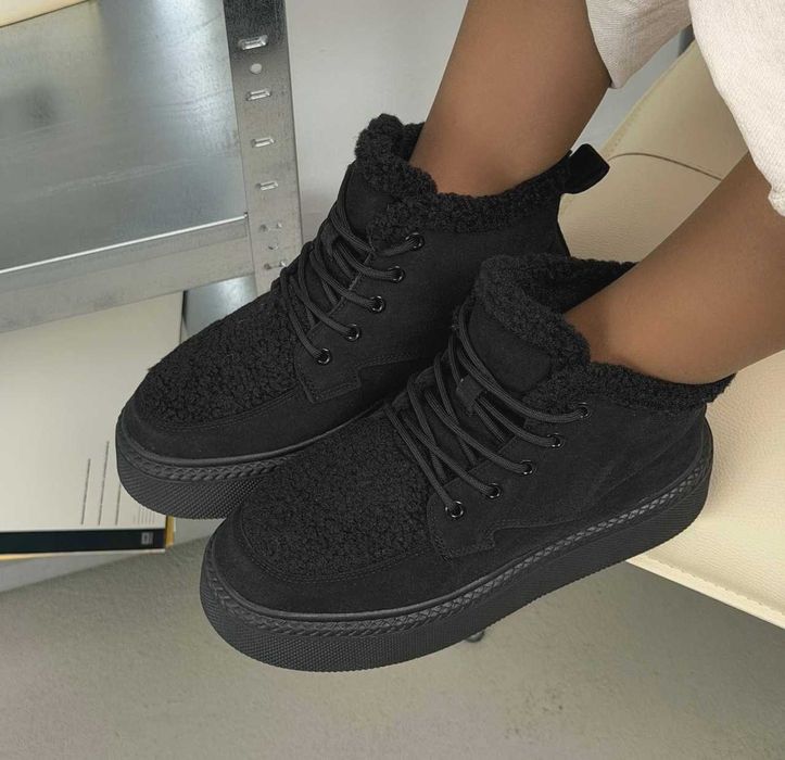 Женские зимние замшевые ботинки кроссовки на меху черные