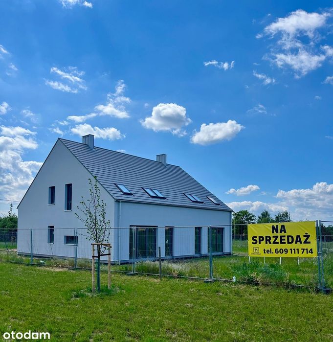 Nowoczesny dom blisko lasu i jeziora. Lewa strona.