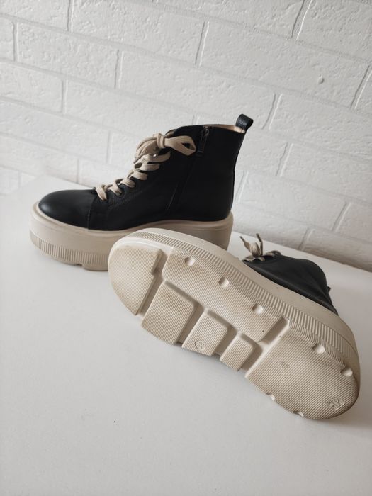 Sneakersy na platformie