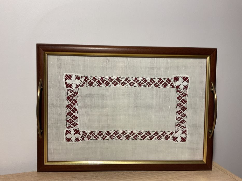 Tabuleiro vintage em madeira com naperon bordado