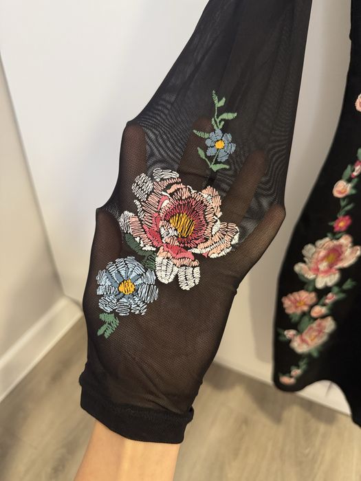 Плаття з українською вишивкою , чорне та червоне