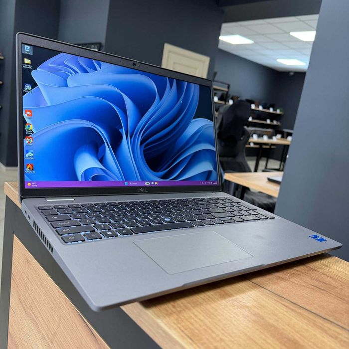 Ноутбук Dell Latitude 5520 - 15.6" FullHD, IPS/ i5 1135G7 (4 ядра/ 8 потоків)/ Intel Iris Xe/ 8 GB/ 256 GB NVME