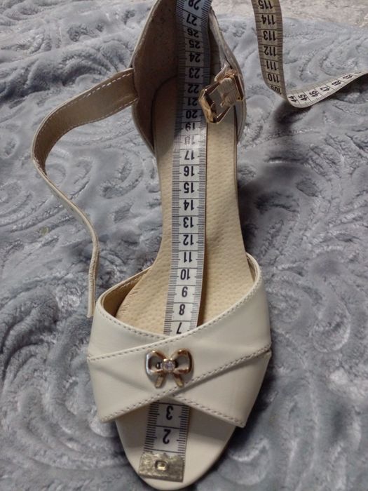 Продам босоніжки