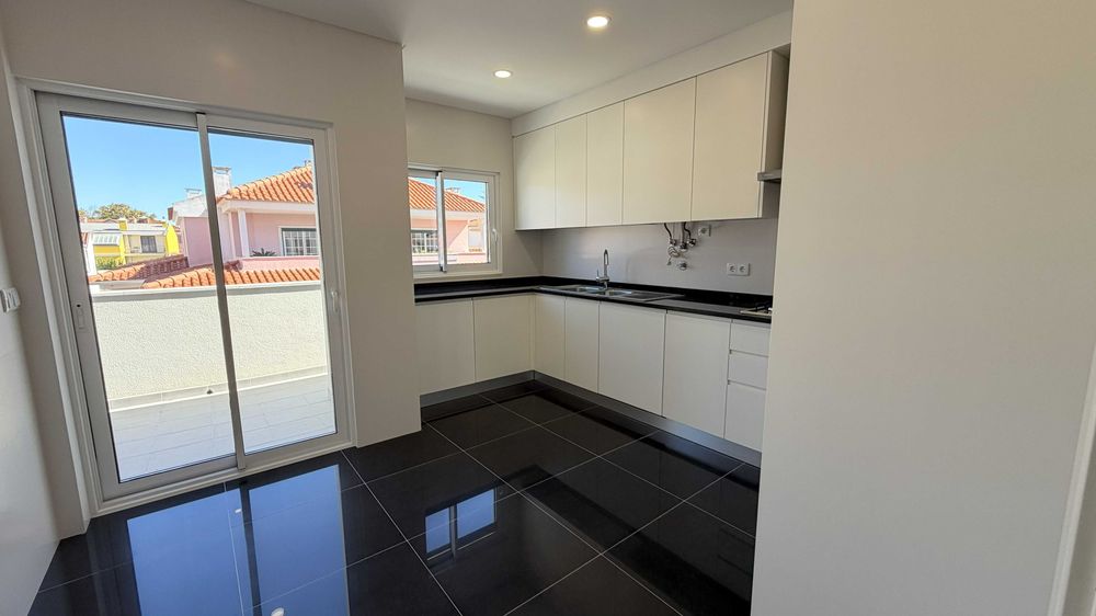 Arrenda-se T2 em Carcavelos (centro)