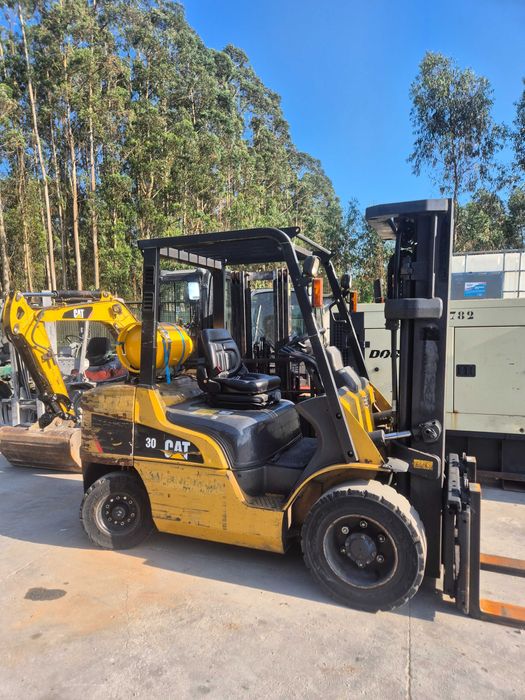 Empilhador caterpillar 3000kg