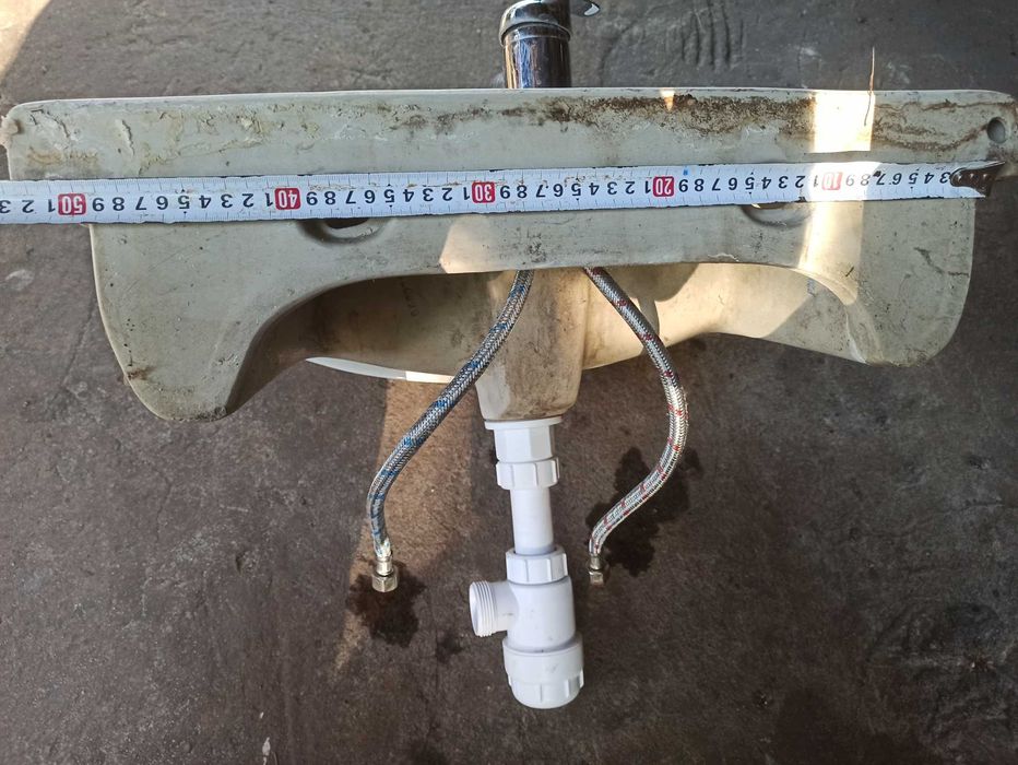 Umywalka z bateria i syfonem